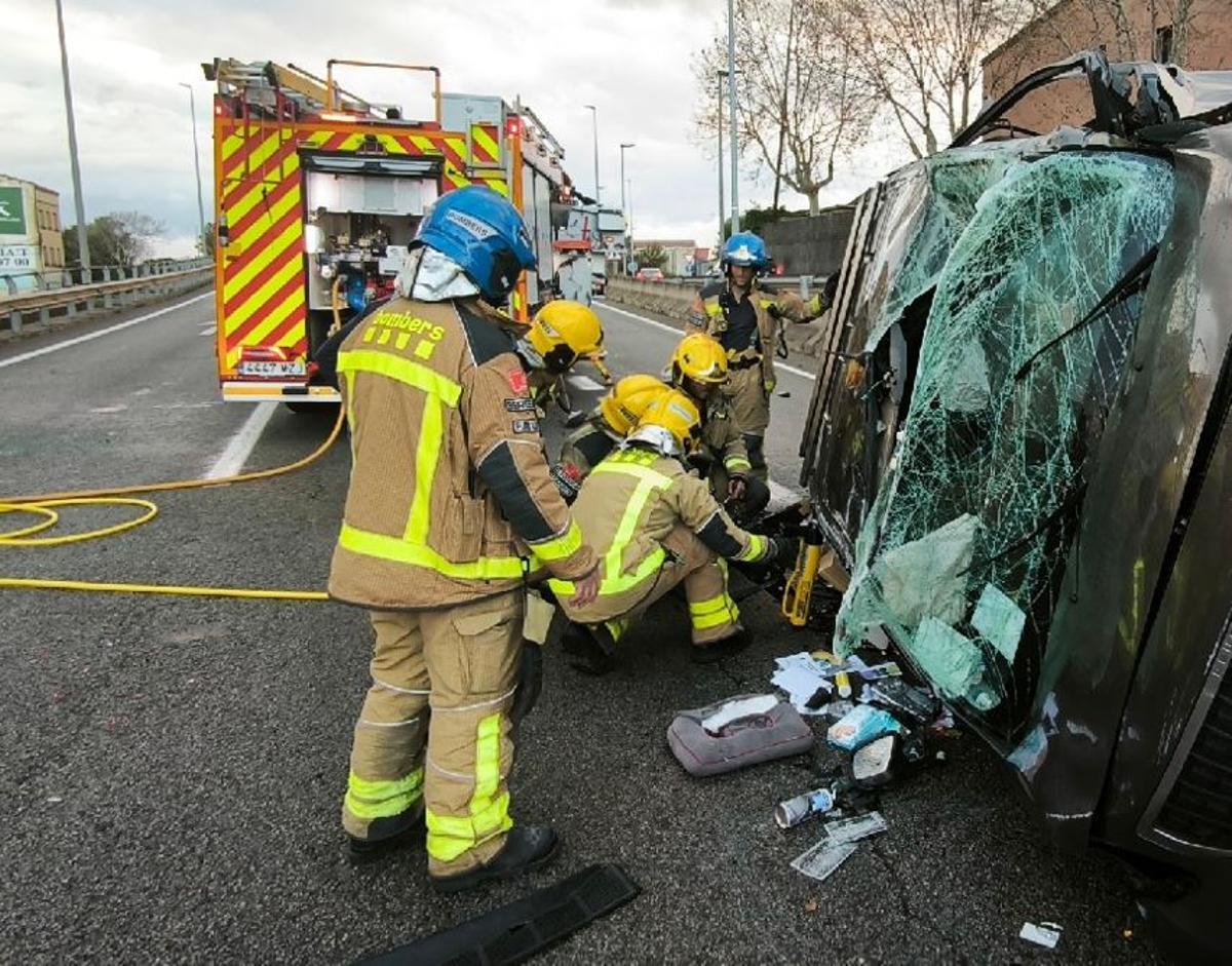 Els bombers durant la seva intervenció en l'accident