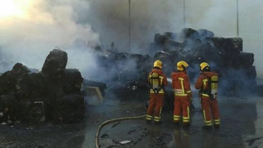 Los bomberos sofocan las llamas y refrescan las balas de gomaespuma y cartón en Alboraia.