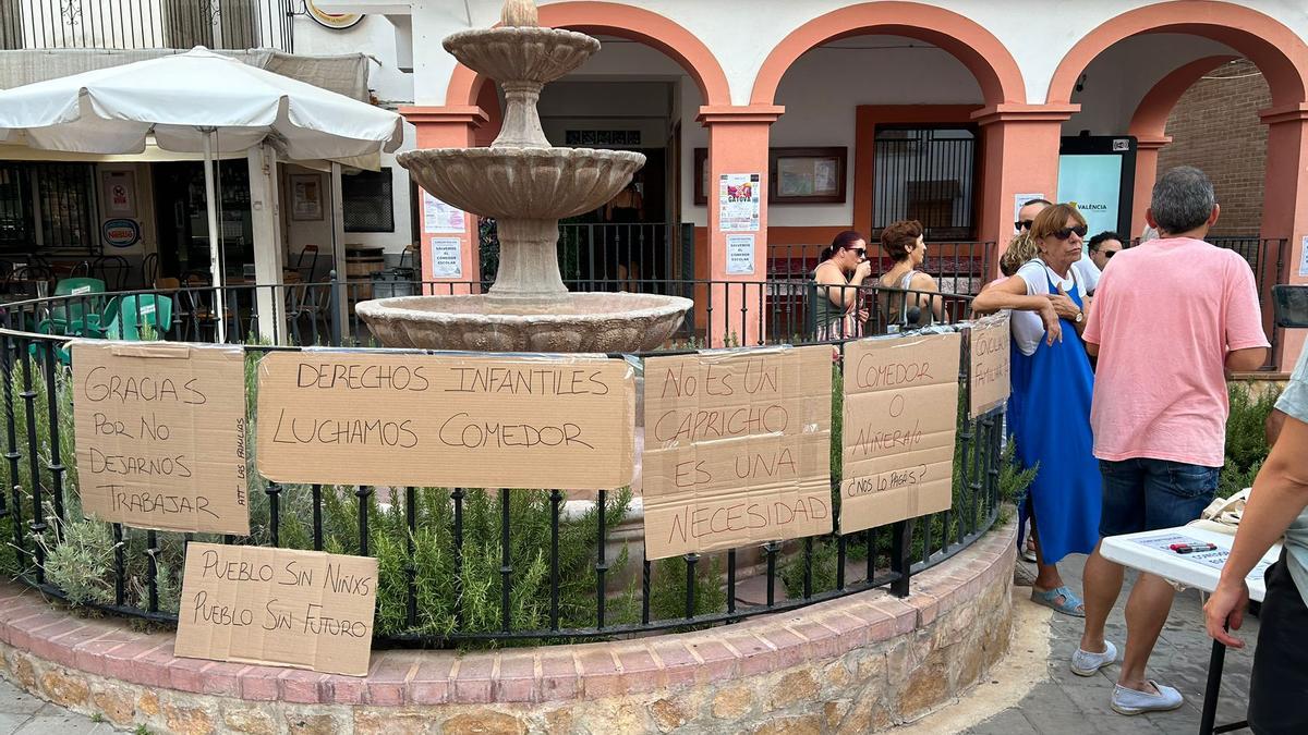 Pancartas contra el cierre del comedor escolar en Gátova.