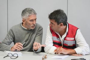 Mazón pide a los voluntarios que aún no han salido a la calle que no lo hagan