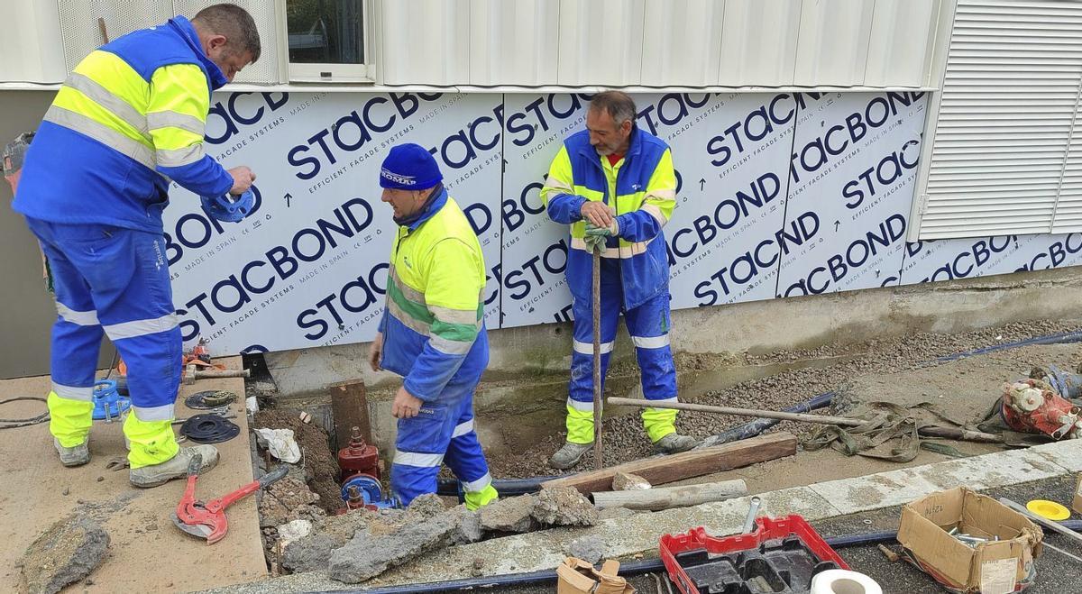 Operarios de Aqualia trabajando en una conexión en Moaña. | SANTOS ÁLVAREZ