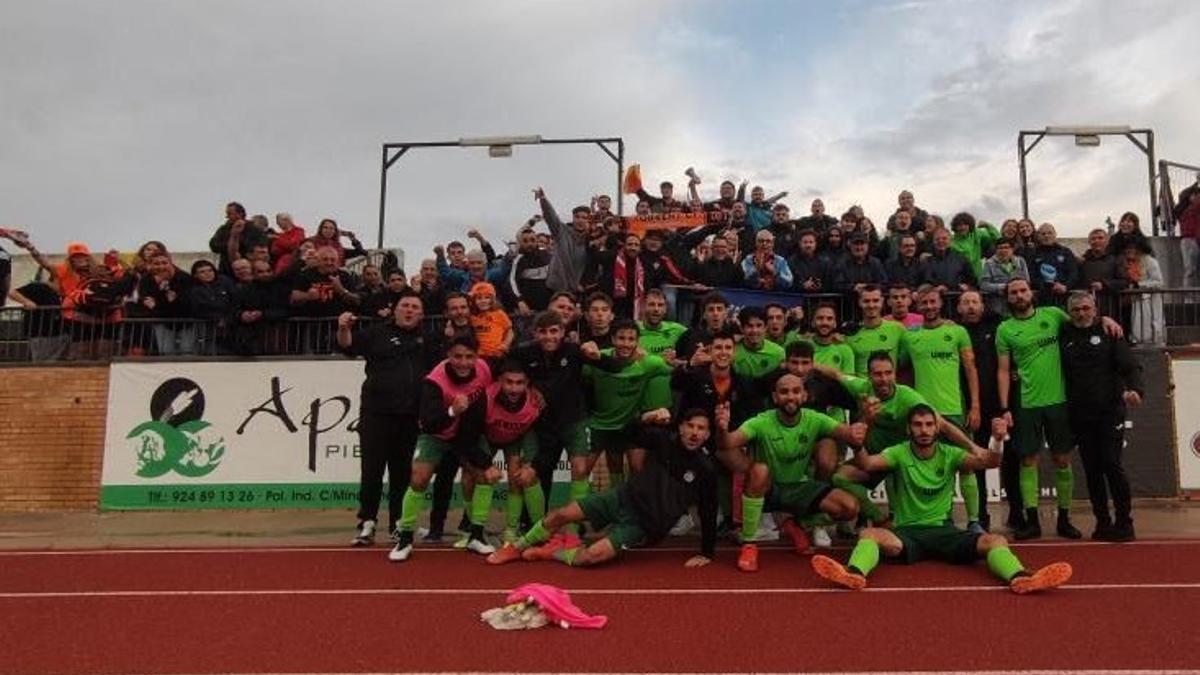 El Torrent celebra la victoria con sus aficionados en Azuaga.