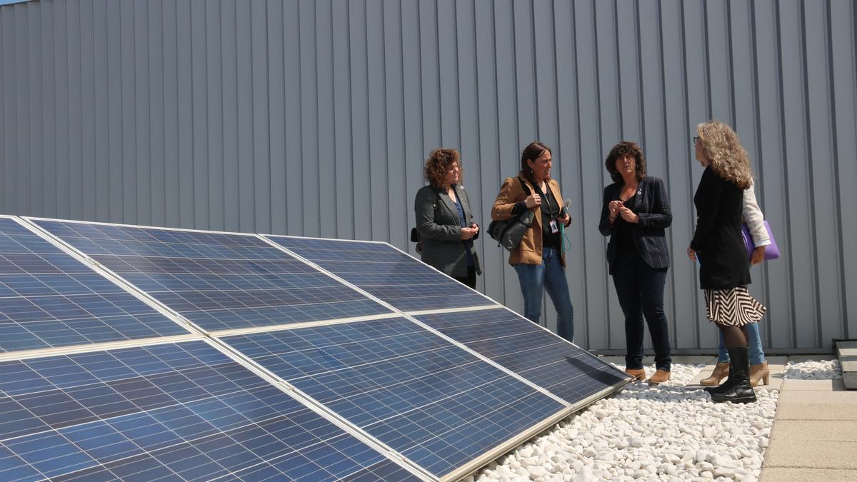 La consellera Teresa Jordà juntament amb l&#039;Anna Barnadas, la Marta Morera i l&#039;Assumpta Farran, del departament d&#039;Acció Climàtica de la Generalitat, al terrat d&#039;un dels edificis del districte administratiu de Barcelona