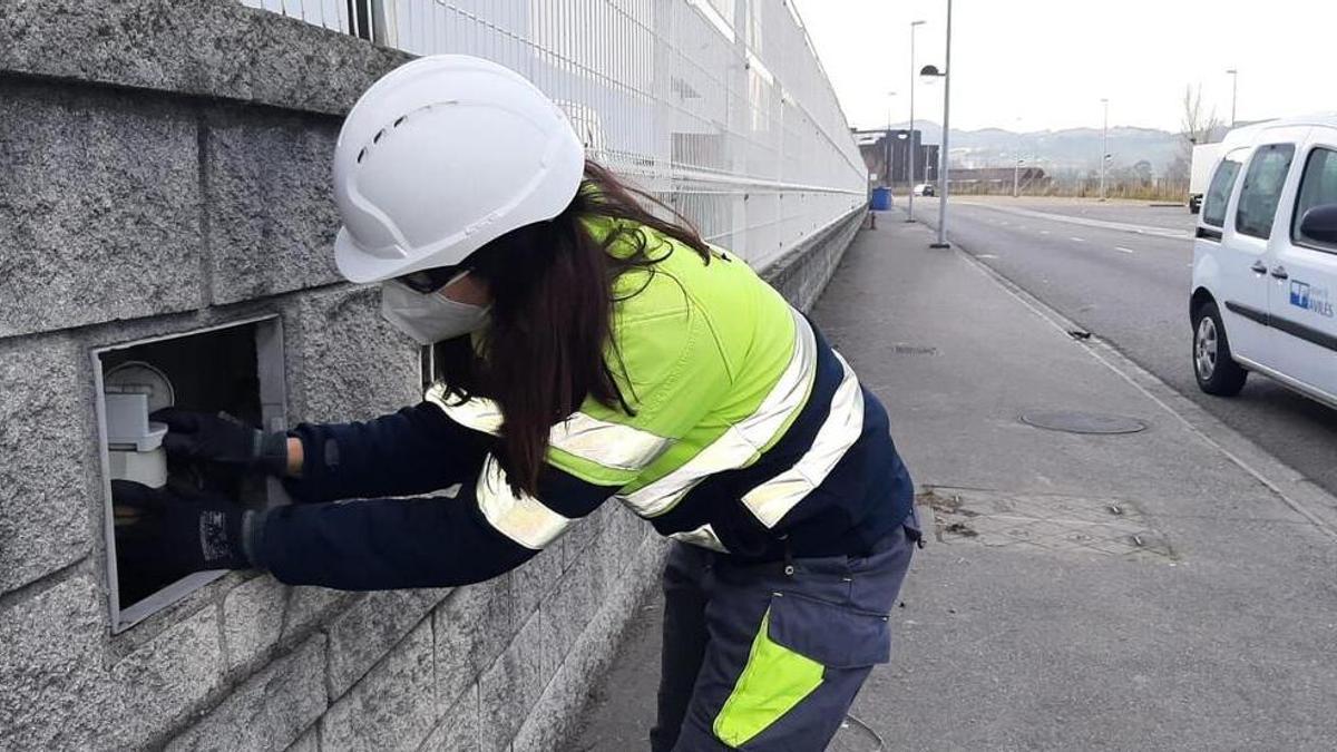 Una trabajadora de Aguas de Avilés realiza una inspección en un contador del Polígono Empresarial del Principado de Asturias (PEPA). PUBLICIDAD. TECNOLOGIA DEL AGUA
