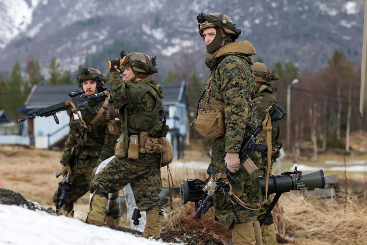 Infantes de marina de EE.UU. participan en un ejercicio militar llamado Cold Response 2022, que reúne a alrededor de 30.000 soldados de los países miembros de la OTAN más Finlandia y Suecia, en medio de la invasión rusa de Ucrania, en Evenes, Noruega.