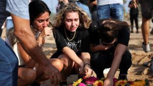 Un grupo de jóvenes llora, este martes en Ashkelon, junto a la tumba de Eden Guez, una de las asistentes al festival en el que Hamás perpetró su masacre.