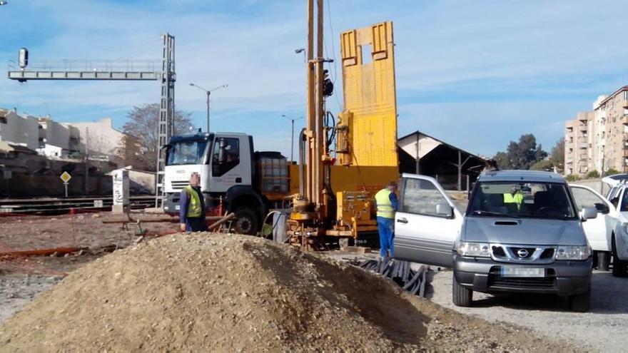 Obras de acondicionamiento previas a la construcción de la línea del AVE junto a la estación de El Carmen.