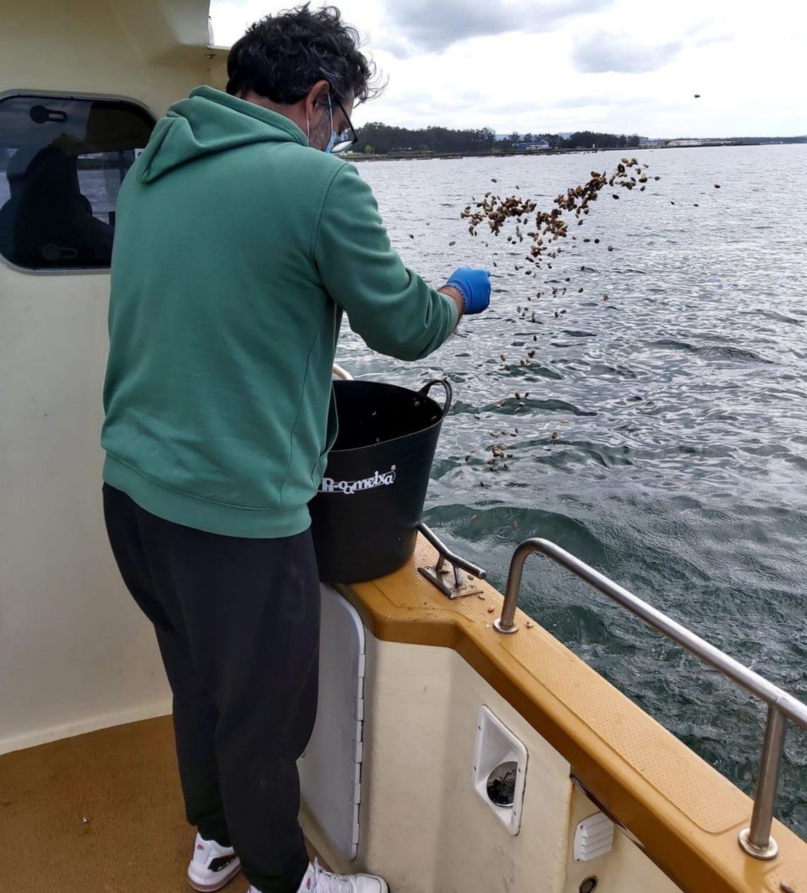 Labores de repoblación a cargo de mariscadores de Cambados.