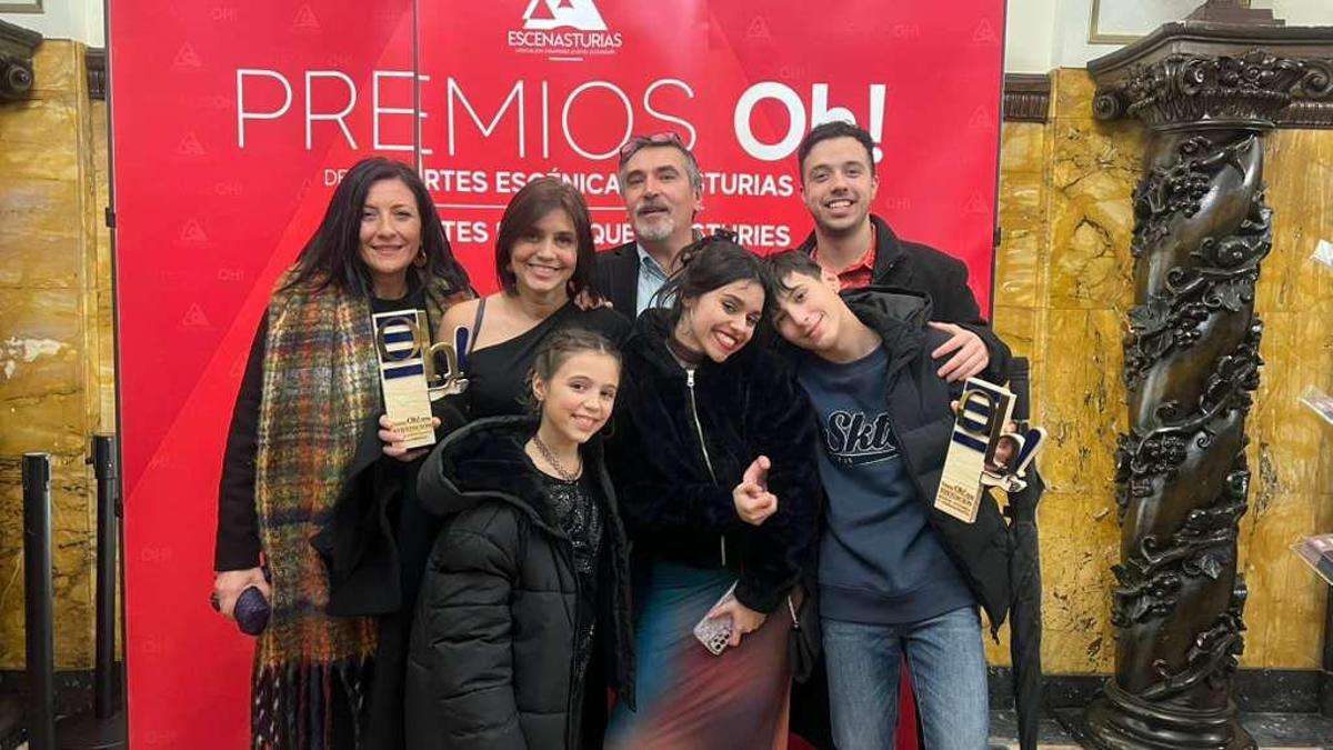 Por la izquierda, detrás, la escenógrafa llanerense Nuria Trabanco, Mayra Fernández, el actor y director Nacho Ortega, y el escenógrafo Álvaro Bacigalupe. Delante, en el centro, la actriz Adriana Yáñez flanqueada por Claudia e Izan, hijos de Mayra Fernández.