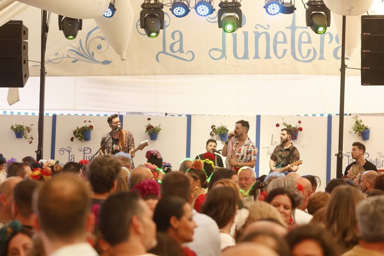 El tardeo se impone en las casetas de la Feria de Córdoba para disfrute de propios y extraños