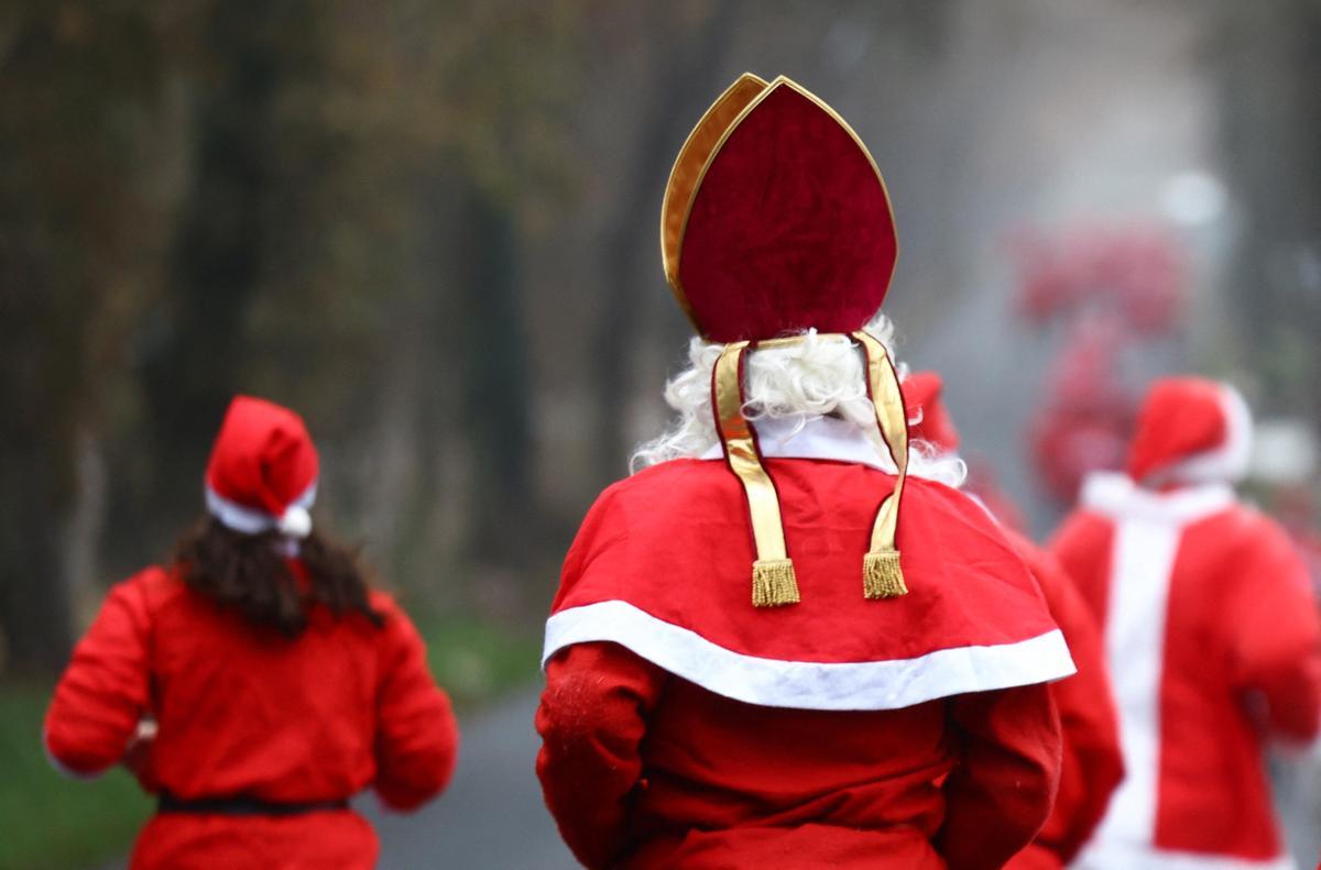 Carrera multitudinaria de papas Noel en Michendorf (Alemania)