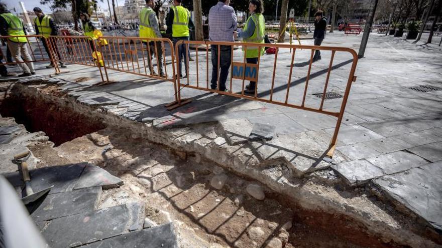 El alcalde de Palma quiere instalar una estructura transparente para dejar a la vista la antigua muralla de plaza España