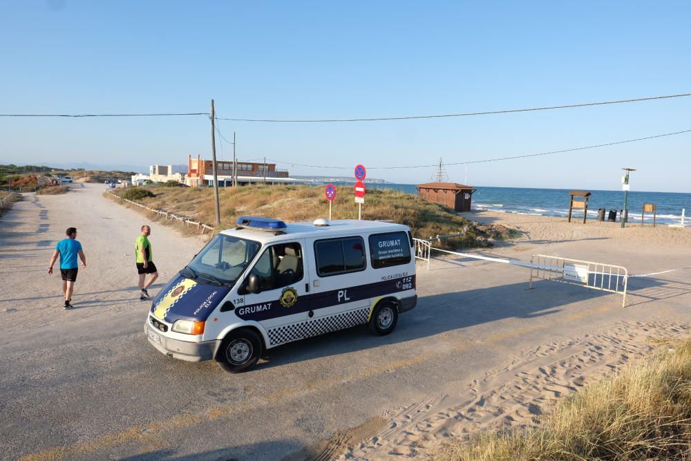 Los agentes ha desalojado las playas de Elche en la Noche de San Juan.