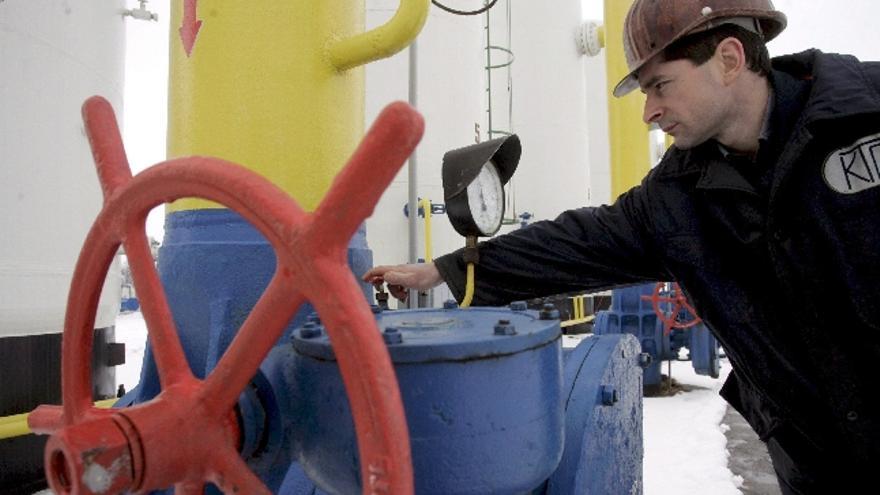 Fotografía de archivo fechada el 19 de febrero de 2008 que muestra a un operario manejando una estación de compresión de gas en la localidad de Boyarka, cerca de Kiev, Ucrania.