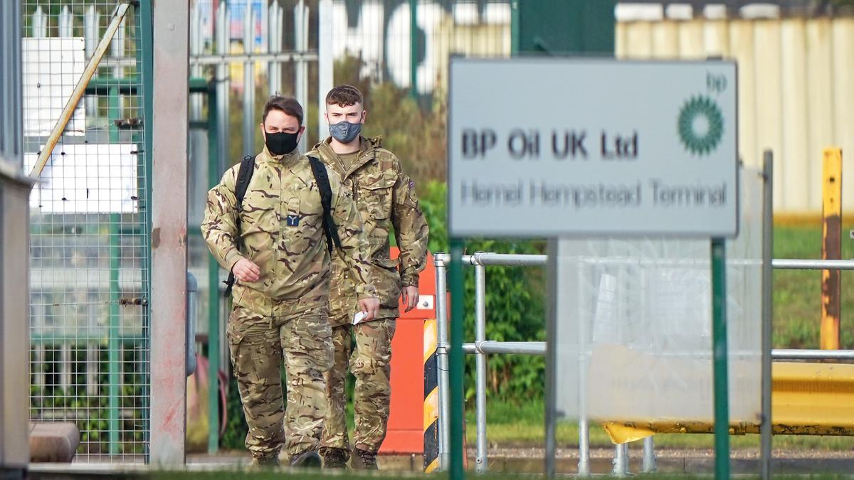 Dos soldados británicos llegan a una terminal de almacenaje de gasolina en Hertfordshire para participar en el transporte de combustible a las áreas de servicio, este lunes.