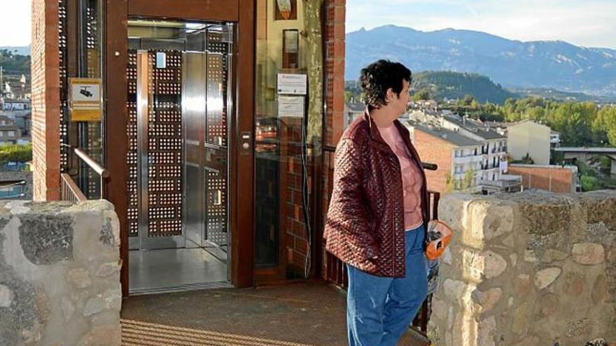 Una veïna utilitzant l&#039;ascensor, ahir a la tarda a Gironella