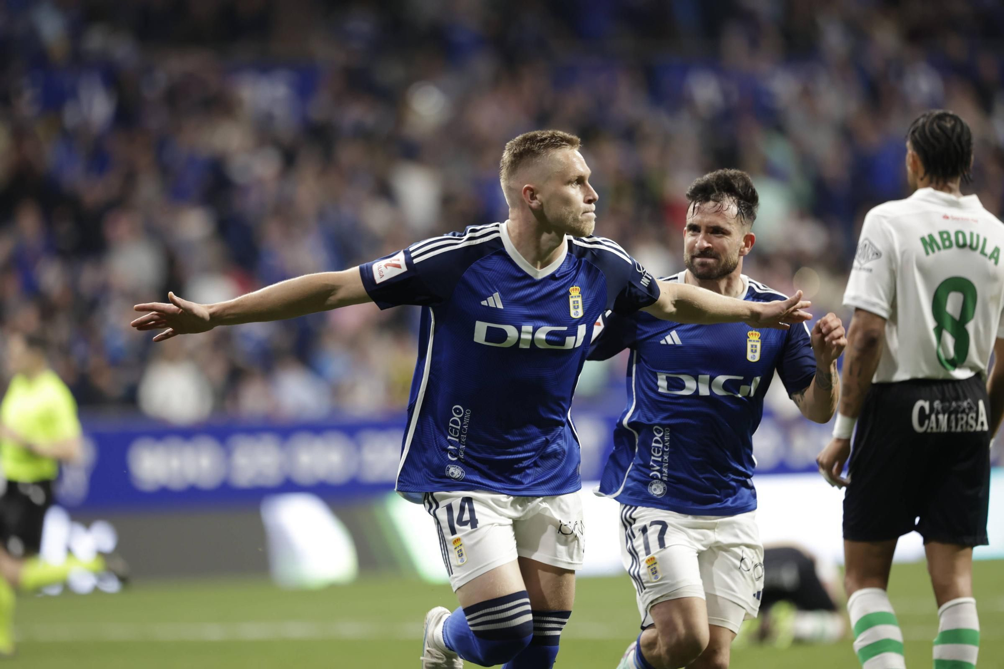 EN IMÁGENES: Partido y ambientazo del Real Oviedo-Racing de Santander disputado en el Tartiere