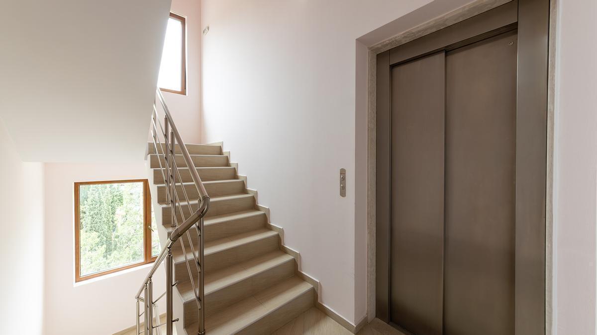 Revés para los habitantes con comunidades de vecinos por el nuevo desembolso: el BOE  confirma el cambio en los ascensores que deben adoptar