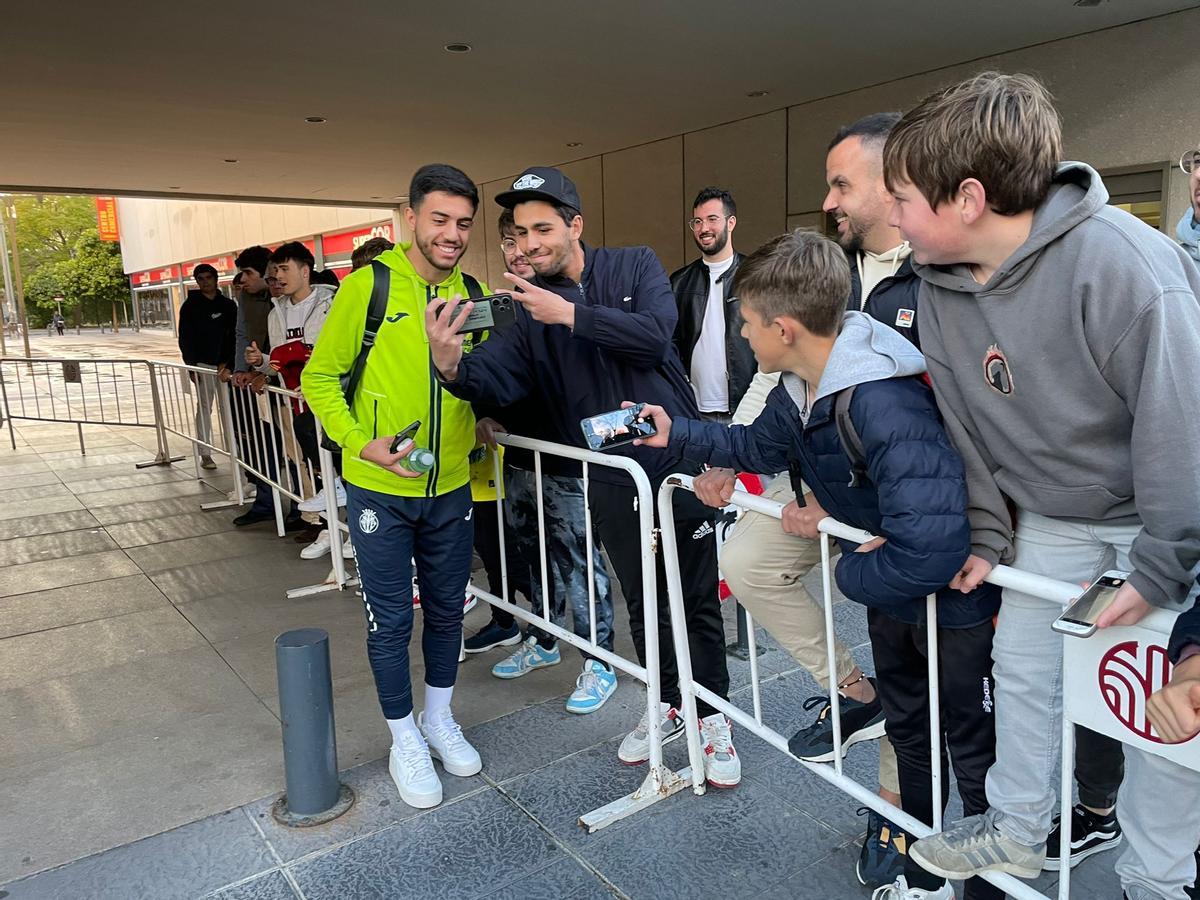 Ilias Akhomach se fotografía con un aficionado antes de partir hacia el estadio.