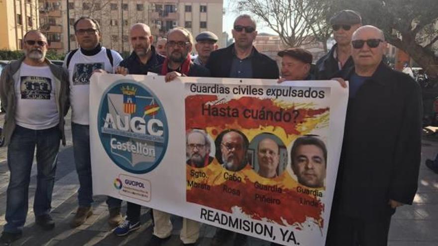 José Morata y miembros de la AUGC, durante la protesta ante la Comandancia de Castelló.