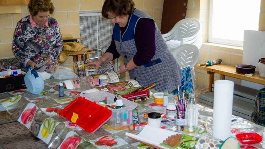 Dos mujeres durante el curso de restauración de manualidades.