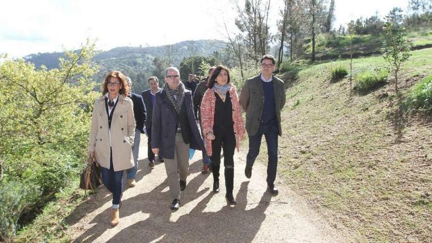 El alcalde, Jesús Vázquez, y la conselleira de Medio Rural, Ángeles Vázquez, durante la visita al parque de Montealegre. // Iñaki Osorio