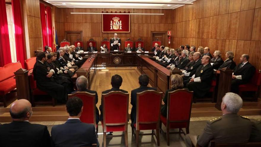 Al fondo, de pie, Ignacio Vidau durante su discurso, frente al alcalde de Oviedo, Wenceslao López; el presidente de la Junta, Pedro Sanjurjo; el presidente del Principado, Javier Fernández, y la delegada del Gobierno, Delia Losa, de espaldas.