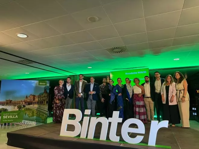 Binter presenta sus novedades de temporada a los agentes de viajes canarios con Sevilla como gran protagonista