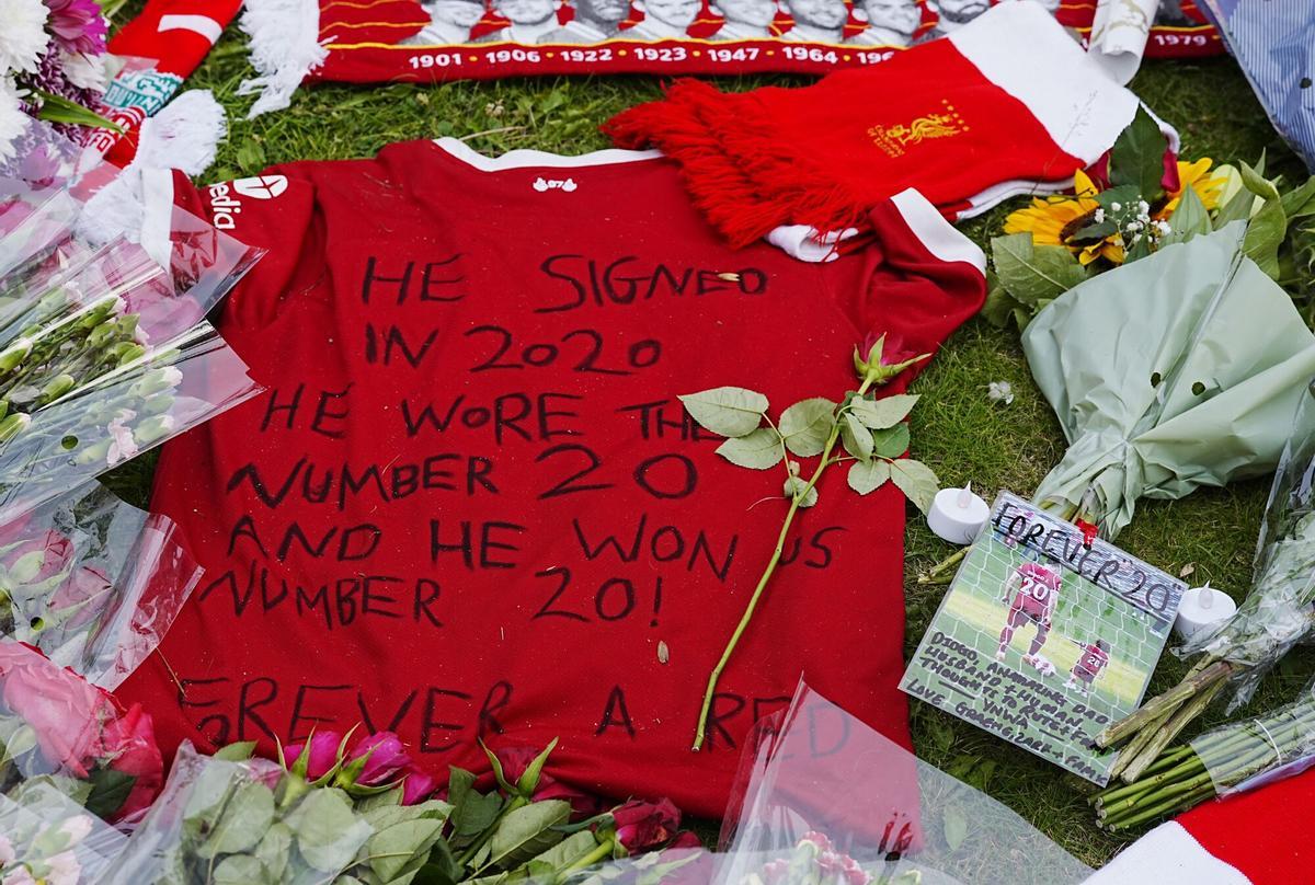 04 July 2025, United Kingdom, Liverpool: Tributes are placed outside Anfield Stadium, home of Liverpool FC, in memory of Portuguese footballer Diogo Jota, who has died at the age of 28. Photo: Peter Byrne/PA Wire/dpa 04/07/2025 ONLY FOR USE IN SPAIN. Peter Byrne/PA Wire/dpa;soccer;sports;football;celebrity;Diogo Jota Tributes - Liverpool