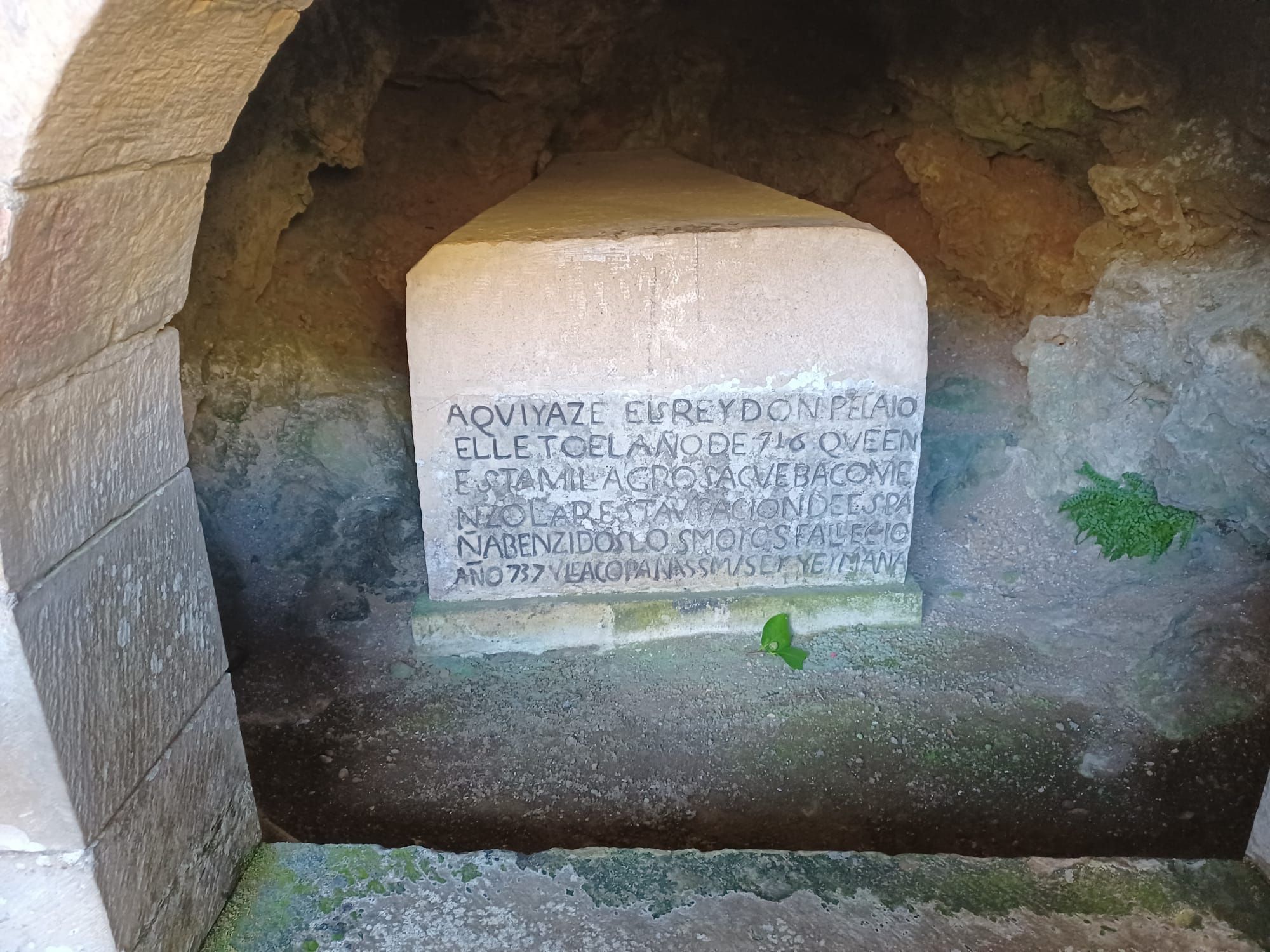 Leones de Papa, jardines de Príncipe y camposanto secreto, las mil y una curiosidades de Covadonga