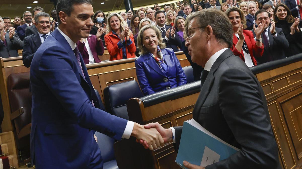 Feijóo saluda a Sánchez tras ser reelegido este último presidente del Gobierno