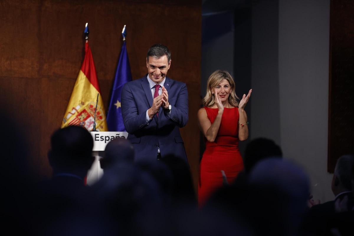 Pedro Sánchez y Yolanda Díaz, durante una rueda de prensa para informar sobre el acuerdo entre PSOE y Sumar para formar Gobierno.