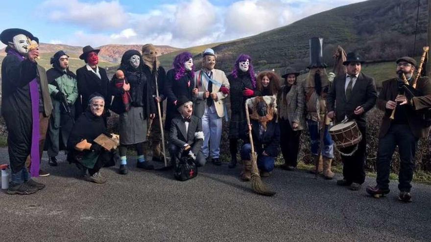 El grupo, al inicio de su particular aventura por la parroquia de Tormaleo.