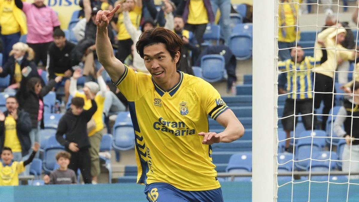 Miyashiro festeja su primer tanto con la UD.