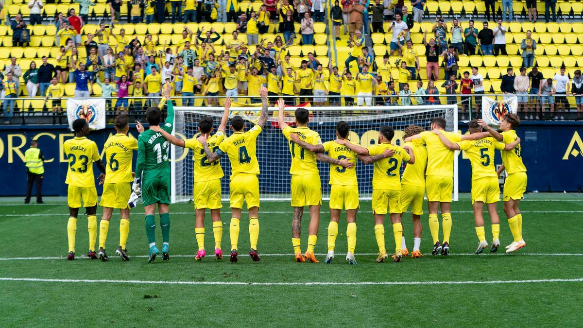 El Villarreal B celebrando la permanencia en segunda División.