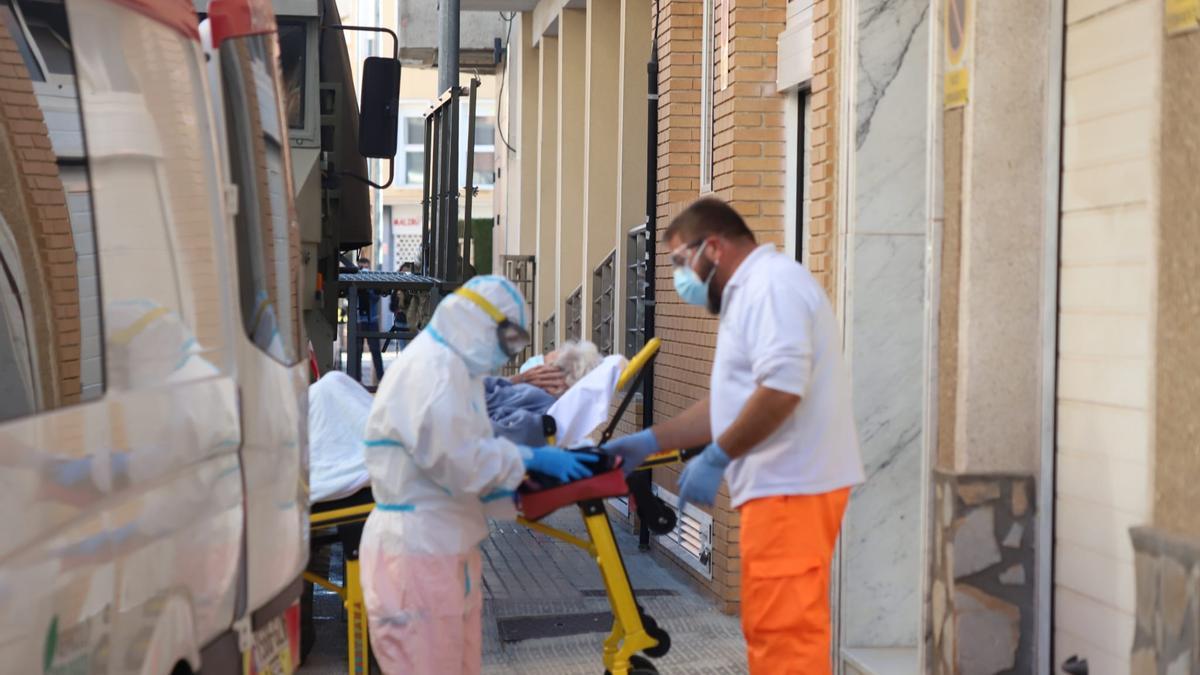 Asistencia a una residente de un centro de mayores del área de salud de Torrevieja