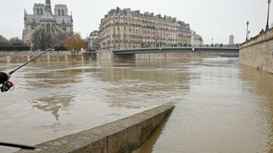 París sigue en alerta por el desbordamiento del río Sena