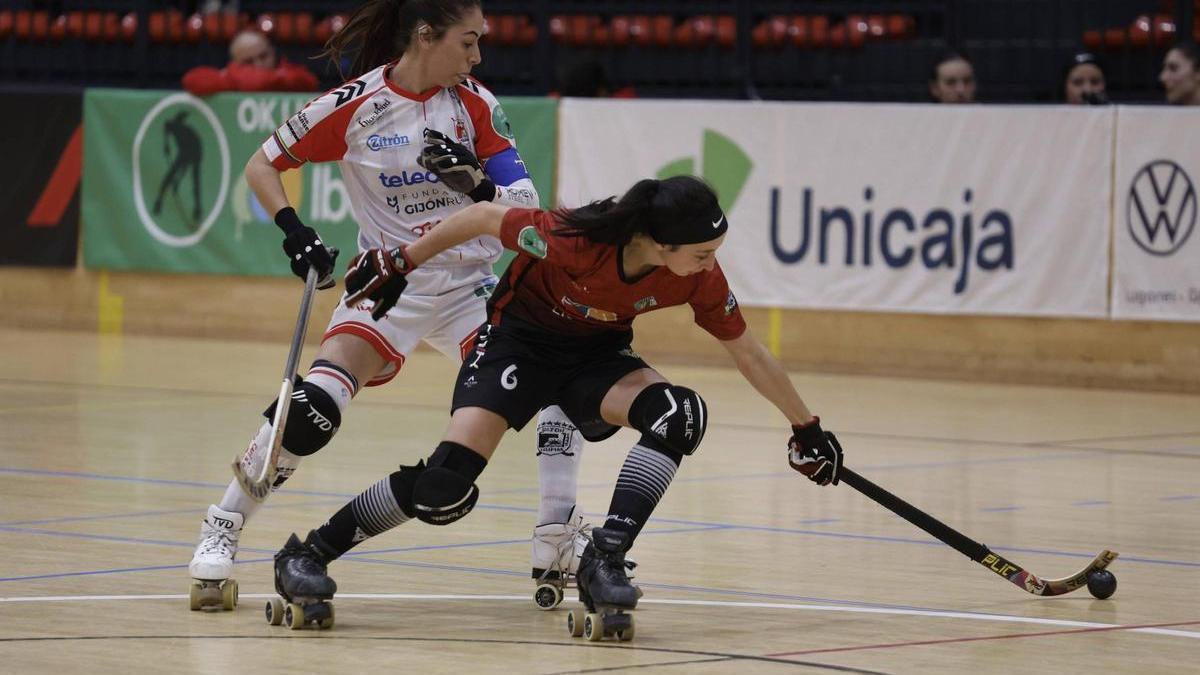 Marta Piquero presiona a Martina Junca durante el Telecable-Lleidanet disputado en Mata Jove.