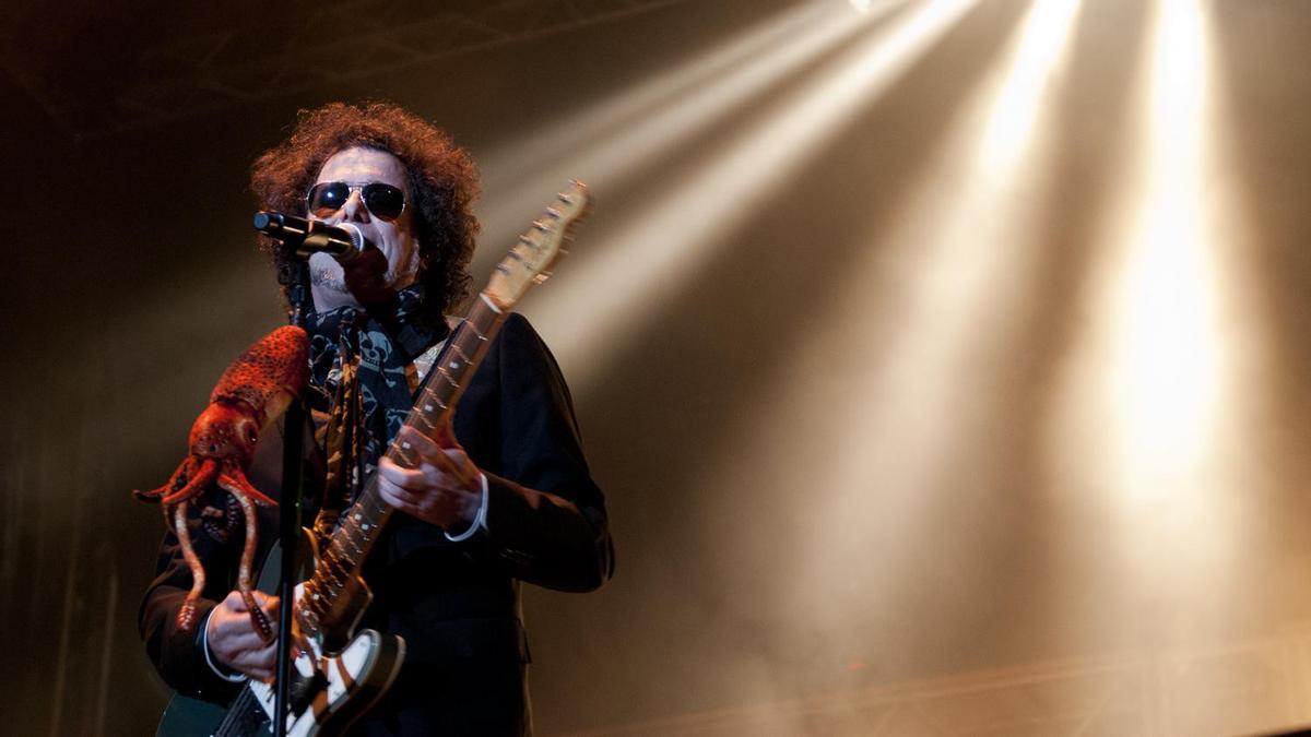 Andrés Calamaro durante un concierto.