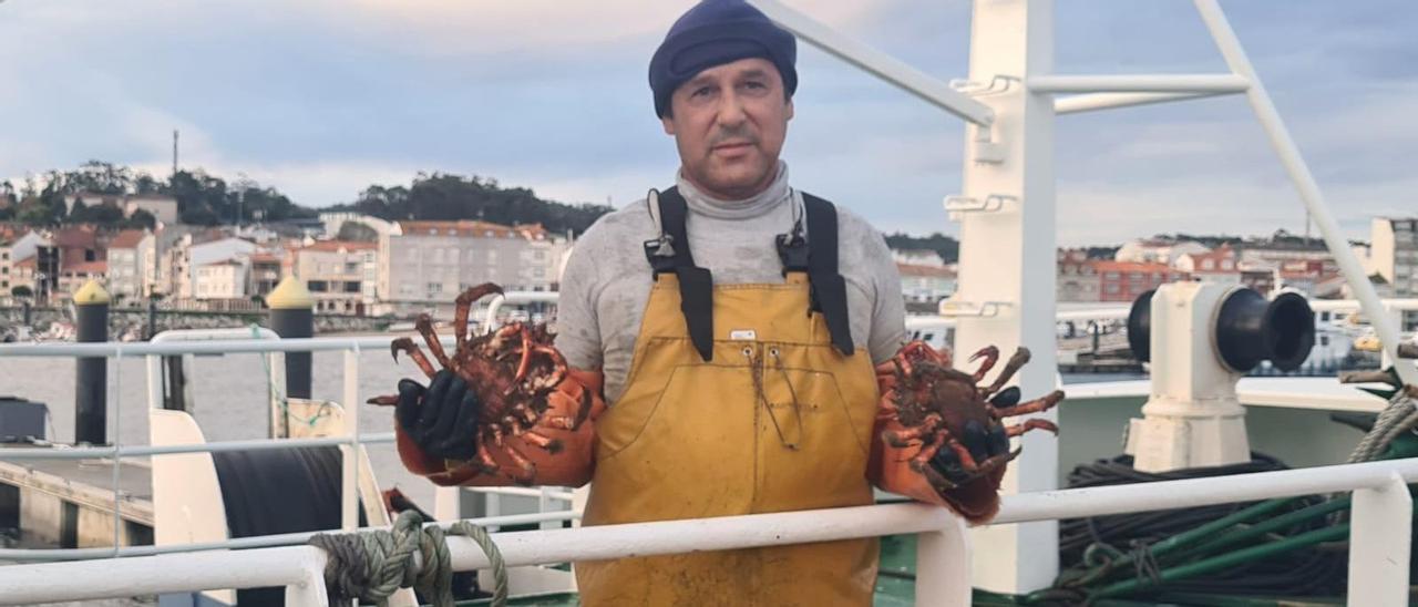 Un pescador con uno de los primeros ejemplares.