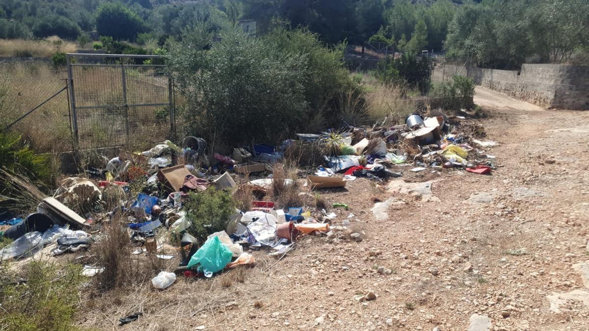 Residuos acumulados junto a caminos rurales en l'Énova.