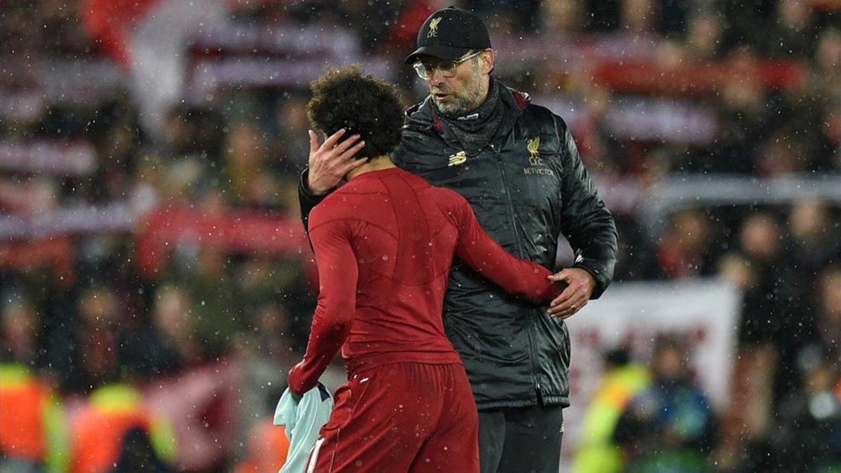 Salah y Klopp apuntan al liderato