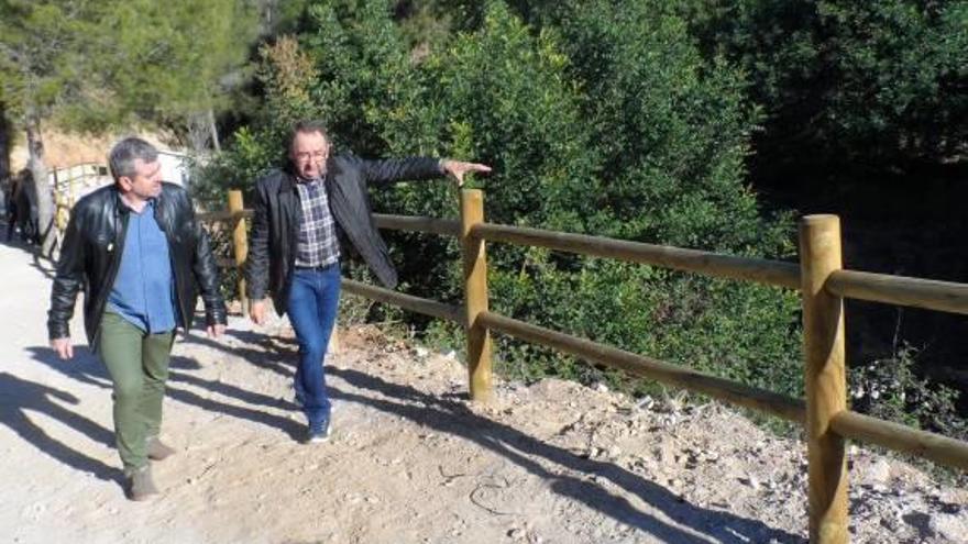 El alcalde de Benissoda, derecha, señala la zona al diputado Bort, ayer.