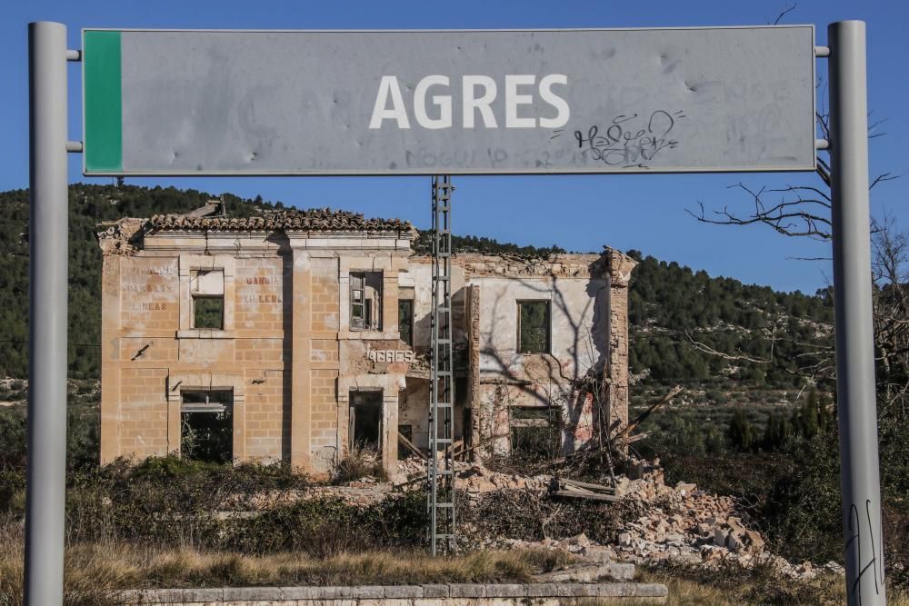 La antigua estación de Agres se viene abajo