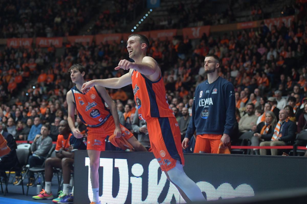Joe Cremo celebra un triple anotado en el partido contra el Estudiantes.
