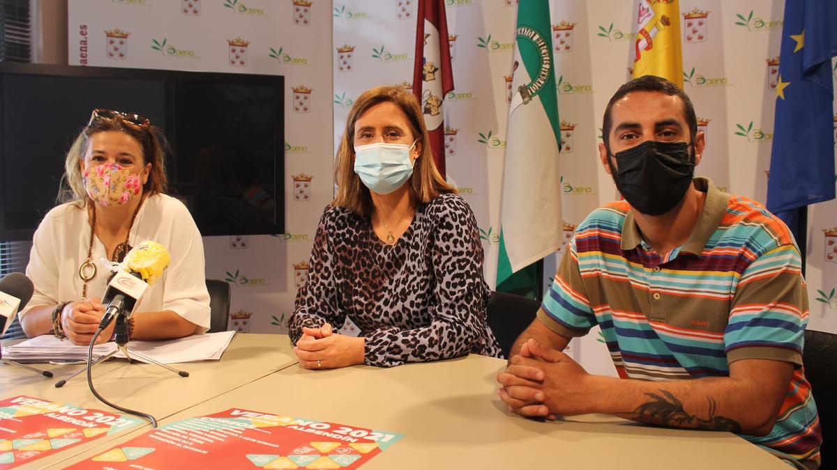 Lidia Pozo, Cristina Piernagorda y Sake, en la rueda de prensa en Baena.