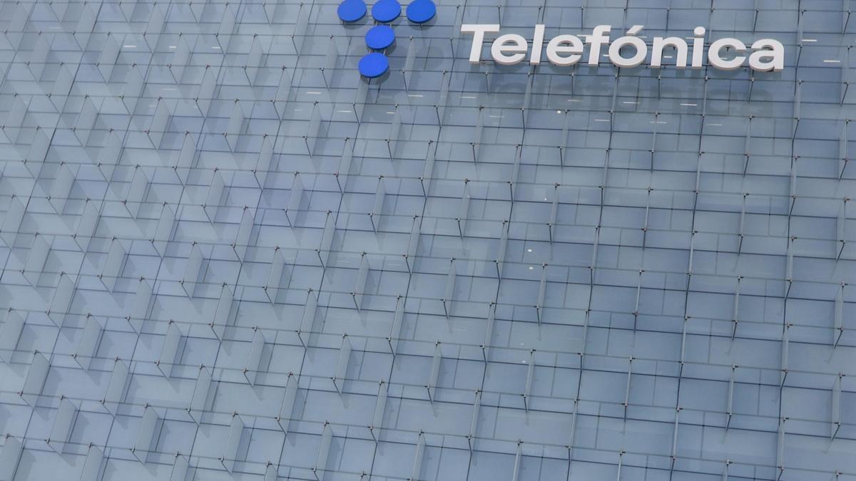 Archivo - Fachada de la sede de la multinacional española Telefónica.