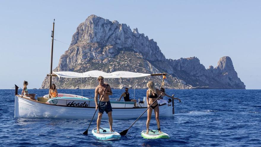 Excursiones de ‘paddle surf’ en Ibiza: desde Cala Vedella a es Vedrà navegando en un ‘llaüt’