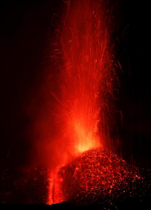 L''Etna entra en erupció.