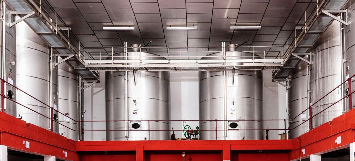 Le empresa familiar cuenta con dos bodegas en el corazón de Cariñena en las que combinan tradición e innovación